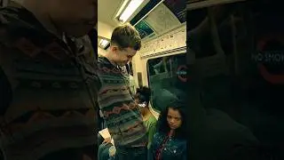 Нагло пристаёт к девушке в метро😳😳 