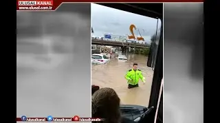 Sel demedi, çamur demedi: Türk polisinin özverisi kameralara böyle yansıdı