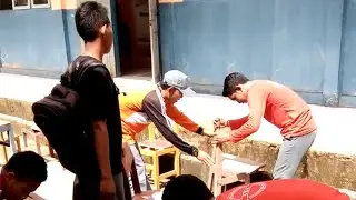 PERBAIKI KURSI RUSAK MILIK SMP 13 TIKEP UNTUK DIPAKAI SISWA SMA TAMSIS OBA