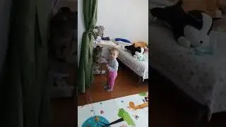 Малышка разговаривает с кошечкой🥰