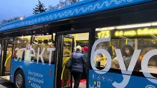Электробус ЛиАЗ-6274 следует по маршруту т73 ”ВДНХ(Главный Вход) - 6-ой мкр. Бибирева”