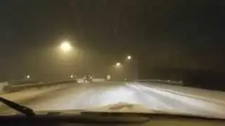 Sur l'autoroute pendant une tempête de neige (retour du ski)