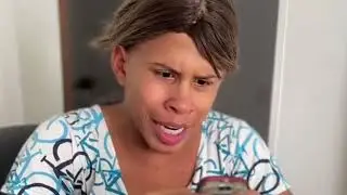Daniela checks Yubreklys's cell phone / Omi Camacho