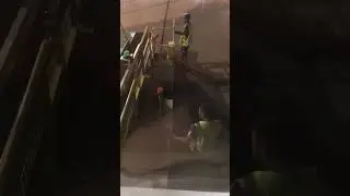 PENOSO! Así Descargan tus maletas de un avión, viendo futbol en el móvil.