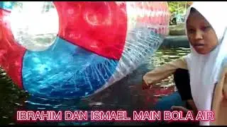 Main Balon Air di taman Wiladatika Cibubur, Ibrahim dan Ismael seru-seruan dengan temanya.