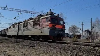 Медленно проходит ВЛ80С-1496 с грузовым составом