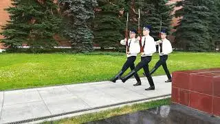 #МОСКВА#СМЕНА ПОЧЕТНОГО КАРАУЛА У ВЕЧНОГО ОГНЯ.#Change of the guard of honor at the Eternal Flame