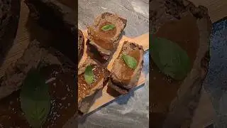 Бутер с паштетом и повидлом из инжира