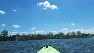 1. Fort Chambly vue du Bassin de Chambly en kayak gonflable au Canada