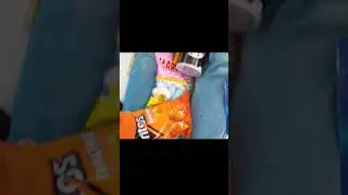 Лакомства на теле парня