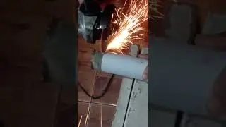 como marca um tubo com uma folha de papel para efetuar o corte.