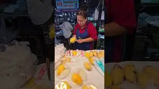 Mango Sticky Rice – A classic Thai dessert made with sweet coconut sticky rice