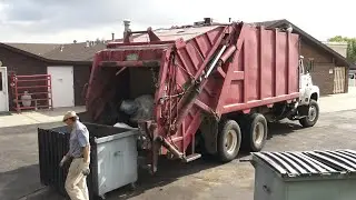 Ford L8000 - Loadmaster LM125 Garbage Truck
