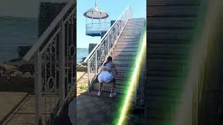 Фитнес тренировка на ноги и ягодицы на улице на лестнице 