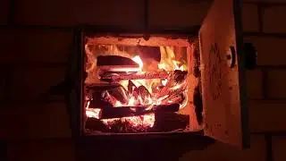 Огонь. В печи горят дрова. Потрескивание поленьев. Звук огня. 