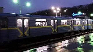 Утренняя атмосфера станции метро Днепр! Прибытие и отправление электропоездов