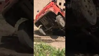 Камазик не заметил яму не спешите))