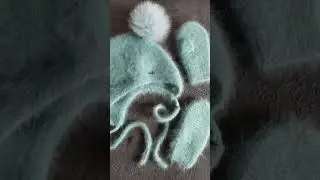 Комплект для детей из Ангоры. КотоШапка и варежки. Помпоны из натурального меха съёмные.