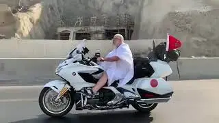 وصول الرحالة المغربي إلى الديار المقدسة على متن الدراجة النارية honda goldwing