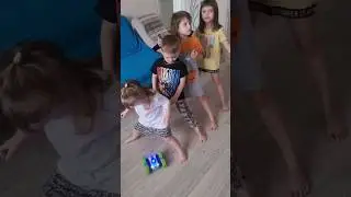 ДЕТИ РАДЫ НОВОЙ ИГРУШКЕ
