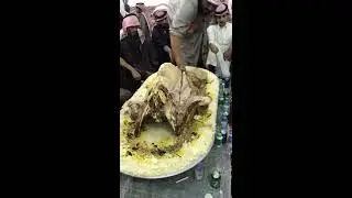 الحين هذا عازمهم على شحم ولا لحم هههههههههههههه شوف الضيوف