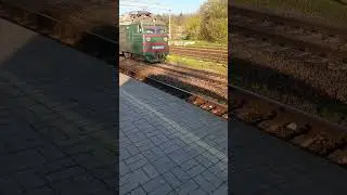Електровоз ВЛ80к-412 слідує через станцію