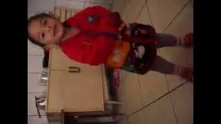 menina tenta dançar quadradinho de oito