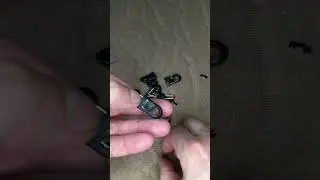Сломалась ручка на собачке замка что делать #shorts the zipper on the clothes was torn