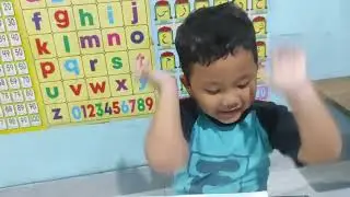 Daffaiz membaca abjad dalam bahasa inggris
