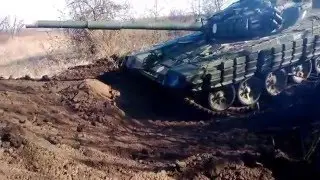 Т-72 закапывается