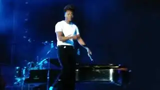 Benjamin Clementine слухає гімн України "Ще не вмерли України"