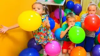 Alisa plays with Balloons. Fun playtime with children. Много шариков надуваем шары