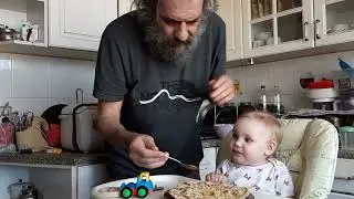 Емішка навертає бабусін плов.