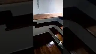 Небольшая лестница с полками
