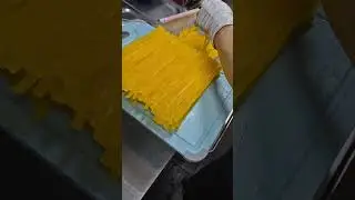 紫菜卷饭的馅儿。我爱人是整理大王。啥都整理整理。我是个乱七八糟大王。她正在整理日式萝卜。