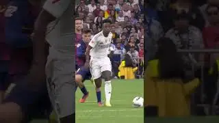 Pedri's yellow card for cutting off Vinicius' counterattack 🟨