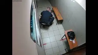 фашист-полицейский выбил девушке зубы в отделе полиции