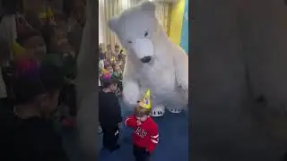 Мальчик плачет от счастья 
