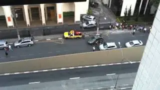 Colocando o carro no lugar depois de ter tombado