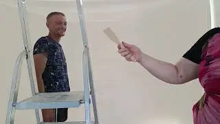 Решили сэкономить и сами натягиваем потолок ,посмотрим, что получилось. Собираем кухню.