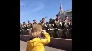 Маленький генерал  в Москве военные ответили на приветствие юного зрителя▼ClickToShare