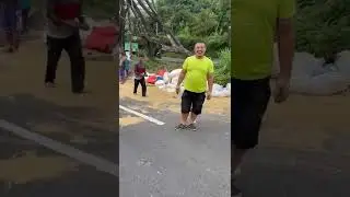Truk pengangkut padi terguling nabrak avanza diturunan kecelakaan‼️