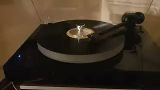 Pro-ject X2. turntable 