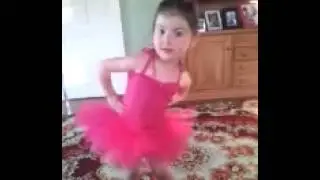 4 летняя Малика танцует под Ulduz Usmanova