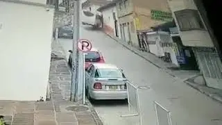 Video de un accidente en la que un hombre se salva de milagro