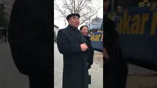 Акаевых забросали яйцами в Берлине