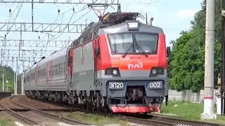 Два пассажирских поезда под электровозами ЭП20 у платформы Золотово