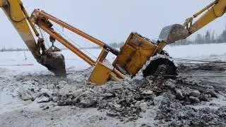 трубоукладчик ушел под лед