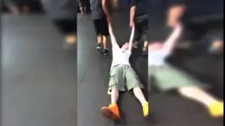 Верные друзья, дотащат своего бухого приятеля к такси