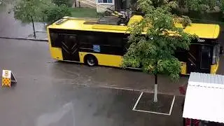 Ливень в Киеве 01 07 2017 затопило дорогу